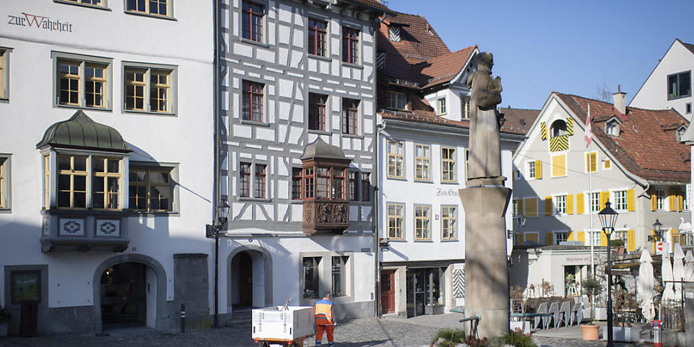 Nicht überall hat es so wenig Verkehr wie auf dem St. Galler Gallusplatz. Für einen grossen Teil des innerstädtischen Strassennetzes soll nun etappenweise Tempo 30 eingeführt werden. (Archivbild)