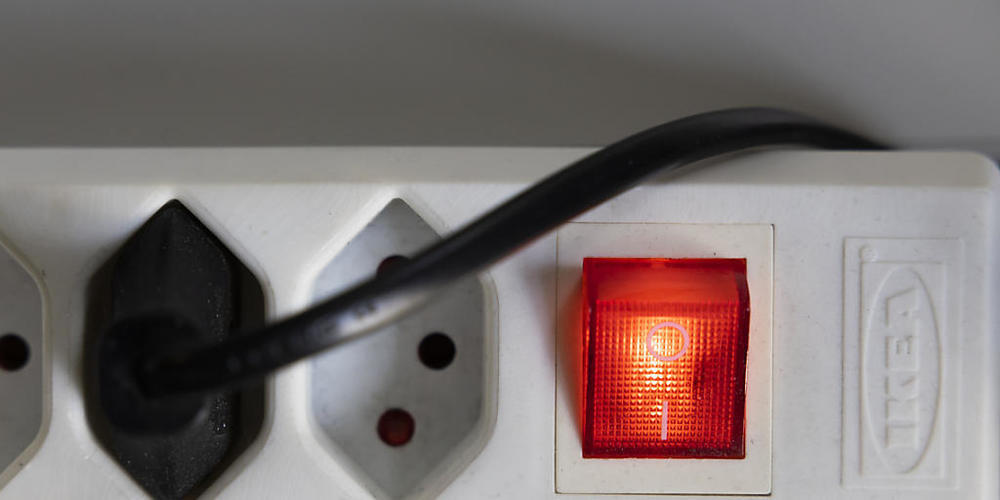 Die steigenden Stromkosten belasten Privathaushalte und Unternehmen. Die Glarner SVP verlangt nun Unterstützung für die Wirtschaft. (Symbolbild)