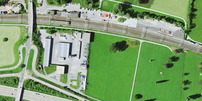 Standort des neuen Glarner Kantonsgefängnisses in der Biäsche, Gemeinde Glarus Nord, auf dem Grundstück in der Bildmitte.