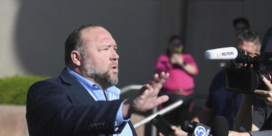 Alex Jones, rechter Radiomoderator aus den USA, spricht zu Journalisten, bevor er das Gericht für den fünften Tag des Sandy-Hook-Schadensersatzprozesses am Connecticut Superior Court betritt. Foto: Tyler Sizemore/Hearst Connecticut Media/AP/dpa - ...