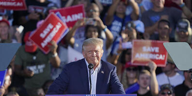 Der ehemalige US-Präsident Donald Trump spricht vor Anhängern in Arizona.  Das US-Technologieunternehmen Google bietet nun Trumps Online-Plattform "Truth Social"  in seinem Google Store Play an.