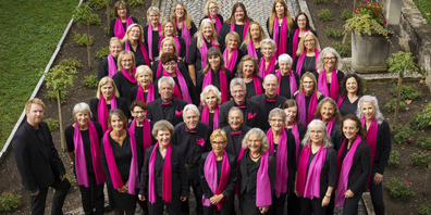 Der musikalische Leiter und ­Dirigent, Christer Løvold (l.), ­zusammen mit dem Chor. 