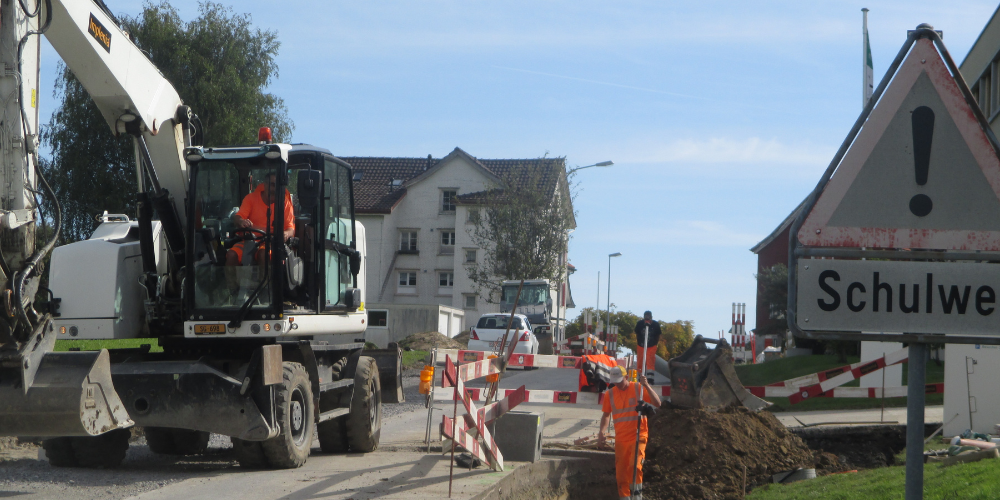 In Lachen (Walzenhausen) wird derzeit der letzte Abschnitt der von Wolfhalden herführenden Strasse saniert. Das Begehen des Schulwegs erfordert bis auf weiteres besondere Vorsicht.