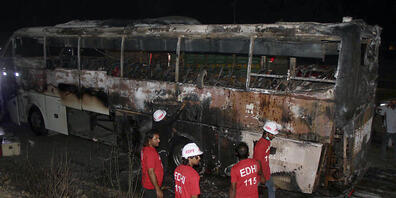 Bei einem Feuer in einem Passagierbus in Pakistan sind 17 Menschen ums Leben gekommen. Foto: Pervez Masih/AP/dpa