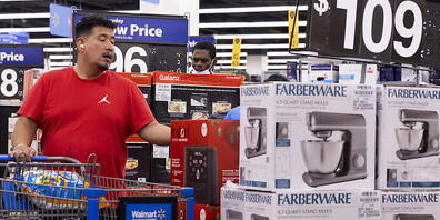 Schon wieder teurer, scheint sich dieser Einkäufer im Walmart zu sagen. (Archivbild)