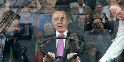 In Halle 6 durfte sich Bundespräsident Cassis in einen Mähdrescher setzen.