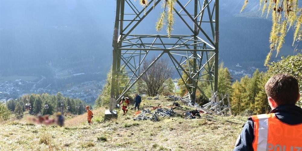 Der junge Freileitungsspezialist stürzte von diesem Hochspannungsmast über Scuol 10 Meter in die Tiefe.
