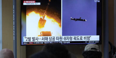 Auf einem Fernsehbildschirm werden während einer Nachrichtensendung im Bahnhof von Seoul Archivbilder eines nordkoreanischen Raketenstarts gezeigt. Foto: Ahn Young-Joon/AP/dpa