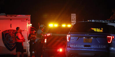 Bei einem Schusswaffenangriff im US-Bundesstaat North Carolina sind nach Behördenangaben fünf Menschen getötet worden. Nach der Tat in Raleigh ist der mutmassliche Schütze noch auf der Flucht, aber "eingekreist".