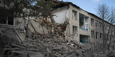 Trümmer bedecken einen Bereich an einer schwer beschädigten Schule. Foto: Leo Correa/AP/dpa