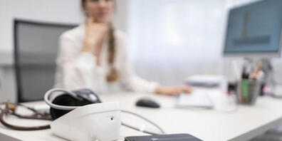 Trotz steigender Prämien: Schweizerinnen und Schweizer wollen nicht unbedingt bei der Krankenversicherung sparen. Das dürfte auch mit Covid zusammenhängen. (Symbolbild)