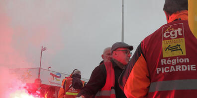 Nach tagelangen Streiks an französischen Raffinerien und Benzindepots hat der Ölkonzern Totalenergies mit einem Teil der Beschäftigten einen Kompromiss gefunden: Es gibt eine Gehaltserhöhung um sieben Prozent sowie Zulagen in Höhe von 3000 bis 600...