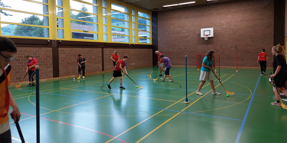 Spielerinnen und Spieler der Procap Unihockey-Gruppe trainieren in der Johanneum Turnhalle in Neu St. Johann.