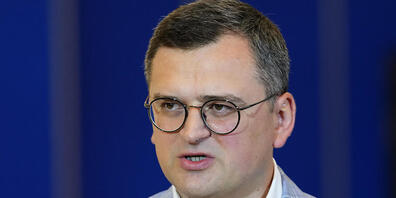 ARCHIV - Dmytro Kuleba, Außenminister der Ukraine, spricht mit Journalisten, als er zu einem Treffen der EU-Außenminister im Prager Kongresszentrum eintrifft. Foto: Petr David Josek/AP/dpa