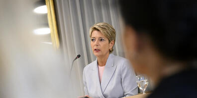 Bundesrätin Karin Keller-Sutter fordert am Treffen der EU-Innenminister am Freitag in Luxemburg zusammen mit Amtskollegen aus anderen Staaten wie etwa Österreich, dass die Balkanstaaten ihre Visaregeln jenen des Schengen-Raums anpassen. (Archiv)