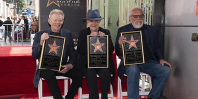 Die Mitglieder der US-amerikanischen Rockband Jefferson Airplane, Jack Casady (l-r), Grace Slick und Jorma Kaukonen während einer Zeremonie zur Ehrung der Band mit einem Stern auf dem Hollywood Walk of Fame. Foto: Jae C. Hong/AP/dpa