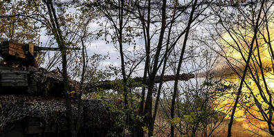 Ein ukrainischer Panzer T-64 feuert in Richtung der Stellungen der russischen Truppen. Foto: Inna Varenytsia/AP/dpa