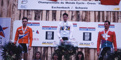 Das Elite Podium von links Richard Gronendaal (Silber), Dieter Runkel (Weltmeister) und Beat Wabel (Bronze) hören die Schweizer Nationalhymne