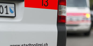 Klimaaktivisten blockierten am Freitagmorgen die Bellerivestrasse in Zürich. Die Stadtpolizei beendete die Blockade. (Symbolbild)