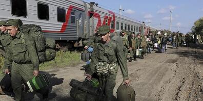 ARCHIV - Russische Rekruten gehen auf einem Bahnhof in Prudboi in der Region Wolgograd zum Zug. Foto: Uncredited/AP/dpa