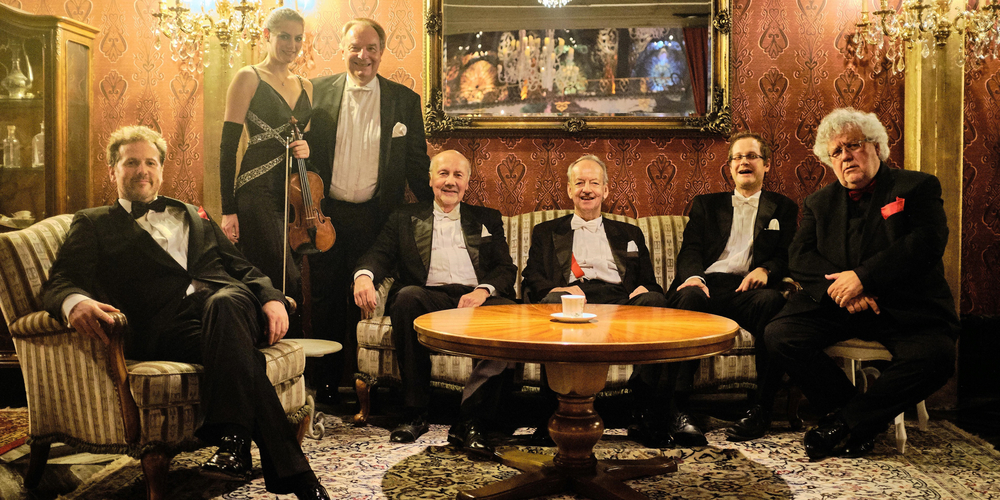 Christian Jott Jenny (links) zusammen mit dem Zürcher Staatsorchester