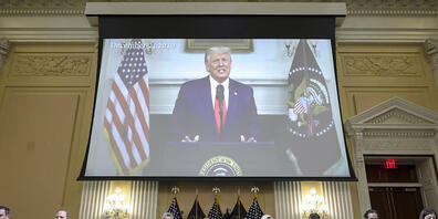 dpatopbilder - Während einer Anhörung des Untersuchungsausschusses zum Sturm auf das US-Kapitol wird ein Video des ehemaligen US-Präsidenten Trump gezeigt. Foto: Alex Wong/Pool Getty/AP/dpa
