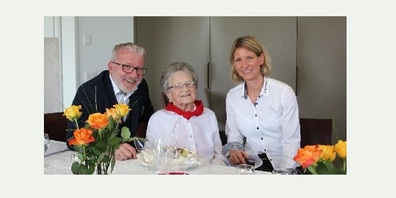 Die Gemeinderätin Muriel Frauchiger (Oberbüren)  und der Gemeindepräsident Roland Hardegger (Zuzwil) wünschen Agnes Leutenegger weiterhin gute Gesundheit und nur das Beste.