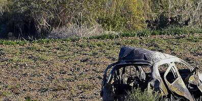ARCHIV - Das Wrack des Autos der Investigativ-Journalistin Daphne Caruana Galizia liegt neben einer Straße. Foto: Rene Rossignaud/AP/dpa