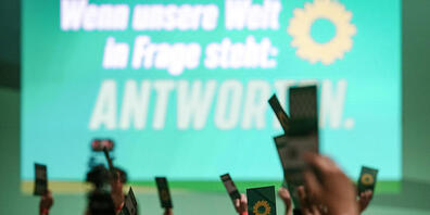 Delegierte stimmen beim Grünen-Bundesparteitag über Anträge ab. Foto: Kay Nietfeld/dpa