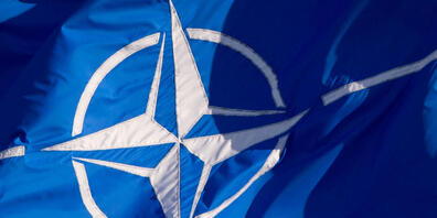 ARCHIV - Eine Flagge der Nato weht beim NATO-Außenministertreffen. Foto: Daniel Naupold/dpa