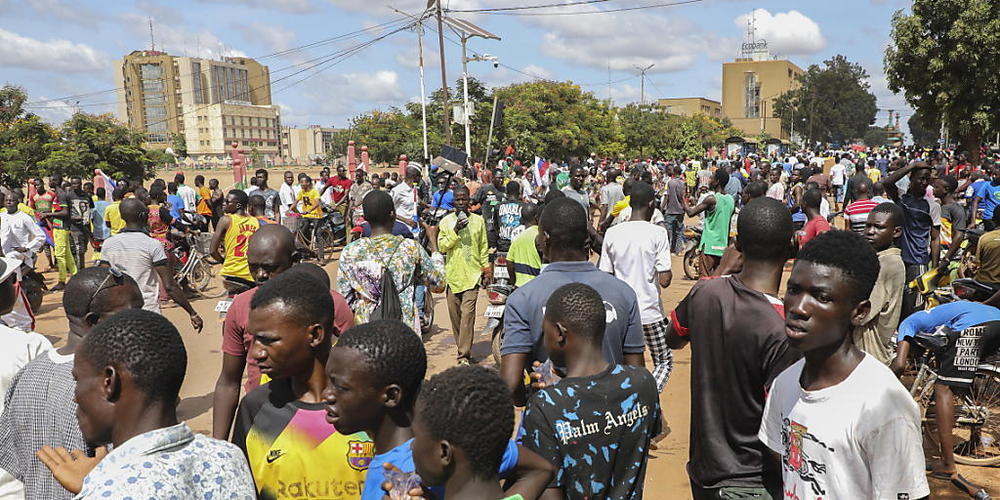 In Burkina Faso ist am Freitag der Anführer des Putsches von Ende September -  Der 34-jährige Hauptmann Ibrahim Traoré - zum Übergangspräsidenten ernannt worden. Im Bild Unterstützer Traorés bei einer Kundgebung Anfang Oktober in Ouagadougou. (Arc...