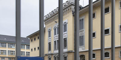 Strafrechtsprofessor Martino Mona fordert die Abschaffung der Verwahrung: Sie sei willkürlich und ungerecht gegenüber Verurteilten, die ihre eigentliche Strafe abgesessen hätten. "Man muss das gesamte Strafsystem grundlegend neu denken." (Archivbild)