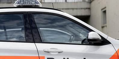 Die Thurgauer Kantonspolizei sucht einen Mann, der am Dienstagabend ein Geschäft in Weinfelden überfallen hat. (Symbolbild)