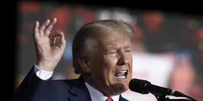 ARCHIV - Donald Trump, ehemaliger Präsident der USA, spricht auf dem Minden Tahoe Airport. Foto: José Luis Villegas/Pool AP/dpa