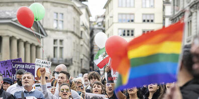 Mehrere Hundert Menschen haben am Samstag in Zürich und Bern gegen den Tod der Iranerin Masha Amini und für ein freies Iran demonstriert. (KEYSTONE/Ennio Leanza)