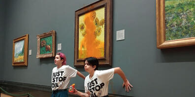 HANDOUT - Das von Just Stop Oil herausgegebene Foto zeigt zwei Demonstrantinnen, die Vincent Van Goghs berühmtes Werk «Sonnenblumen» von 1888 in der National Gallery in London mit Dosensuppe beworfen haben. Foto: Just Stop Oil/PA Media/dpa - ACHTU...