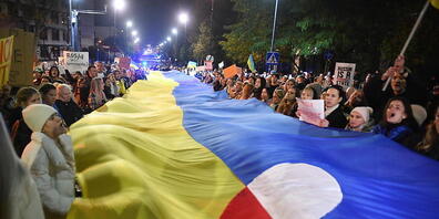 Hunderte Menschen haben am Samstag in einem Schein-Referendum über die Annexion der russischen Botschaft in Polen abgestimmt. Im Bild eine Demonstration vor der russischen Botschaft in Warschau vom 10. Oktober. (Archivbild)