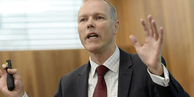 Konjunkturforscher Jan-Egbert Sturm sieht keine Rezessionsgefahr für die Schweiz: Der Winter werde schwach. "Aber unter der Annahme, dass die Energieengpässe in den kommenden Wintermonaten nicht desaströs sein werden, schliesse ich eine Rezession ...