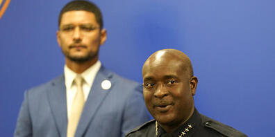 Die Polizei im US-Bundesstaat Kalifornien hat einen mutmasslichen Serienmörder festgenommen, der im Verdacht steht, allein in diesem Sommer innerhalb von nur zweieinhalb Monaten fünf Menschen erschossen zu haben. Im Bild eine Pressekonferenz zum F...