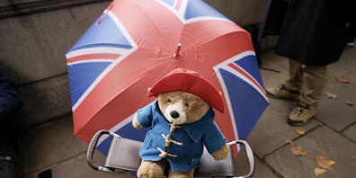 Mehr als 1000 Paddington-Plüschbären und andere Teddys, die Trauernde nach dem Tod der britischen Königin Elizabeth II. niedergelegt hatten, kommen einer Wohltätigkeitsorganisation für Kinder zugute.