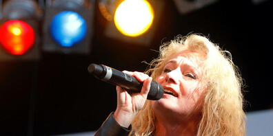 Die frühere deutsche ESC-Gewinnerin Nicole (57) singt ihren berühmtesten Song "Ein bisschen Frieden" jetzt auch auf Russisch. "Es ist eine Botschaft, sage ich mal, an Herrn Putin, sich das Lied mal anzuhören, weil es genau das ausdrückt, was alle ...