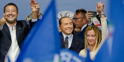 GRAFIK - Matteo Salvini (l), Anführer der Lega, Silvio Berlusconi (M), Vorsitzender der Forza Italia, und Giorgia Meloni (r), Vorsitzende der Fratella d'Italia, reißen gemeinsam die Hände hoch bei der Wahlkampfabschlusskundgebung ihrer Koalition a...