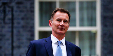 Jeremy Hunt, neuer Finanzminister von Großbritannien, verlässt Downing Street 10. Die britische Premierministerin Truss hat ihren Finanzminister Kwarteng entlassen und Hunt als dessen Nachfolger ernannt. Foto: Victoria Jones/PA Wire/dpa