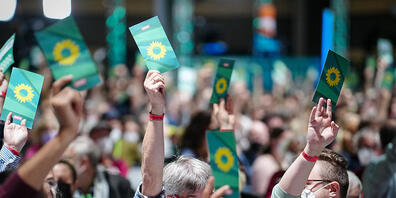 Die Delegierten heben ihre Stimmkarte beim Grünen-Bundesparteitag. Thema ist die «Klimakrise als Menschheitsaufgabe: für Klimaschutz, für Freiheit». Foto: Kay Nietfeld/dpa