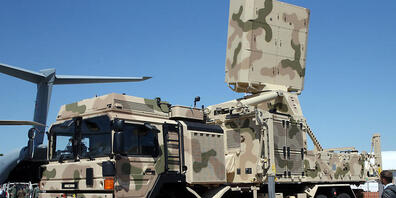 ARCHIV - Ein Fachbesucher betrachtet auf der Internationalen Luft- und Raumfahrtausstellung ILA ein Flugabwehr-Waffensystem vom Typ IRIS-T SLS, einer Komponente des Luftverteidigungssystems IRIS-T SLM, der Firma Diehl. Foto: Wolfgang Kumm/dpa