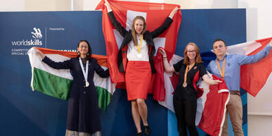 Goldmedaille für Juliana Thöny (Mitte), die sich in der Disziplin "Pâtisserie and Confectionery" vor der Konkurrentin Nandita Saxena (links) aus Indien durchsetzte sowie gegen die drittplatzierten Emma Kilgannon aus Kanada und Alexis Soszinski aus...