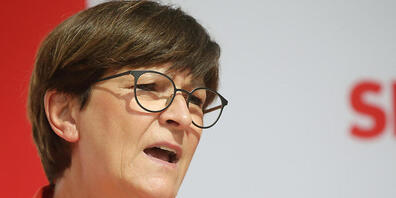 SPD-Chefin Saskia Esken hat wegen des harten Vorgehens der Behörden gegen die Proteste im Iran ein Ende der Gespräche über das Atomabkommen mit Teheran gefordert. Nun sei der Moment gekommen, "um deutlich zu sagen: Bis hierher und nicht weiter". (...
