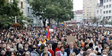 Tausende Menschen versammeln sich in der slowakischen Hauptstadt Bratislava, um gegen Hass auf sexuelle Minderheiten zu protestieren. Foto: Dano Veselsky/TASR Slovakia/AP/dpa