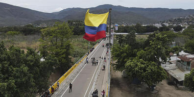 Bei einem missglückten Flugzeugstart in Kolumbien ist ein Kleinkind ums Leben gekommen. Nach Behördenangaben kam ein Kleinflugzeug am Sonntag am internationalen Flughafen von Santa Marta an der kolumbianischen Karibikküste von der Startbahn ab. (A...