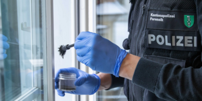 Unter anderem wurden ein Fenster und ein Tresor gewaltsam geöffnet  sowie Geld erbeutet (Symbolbild).